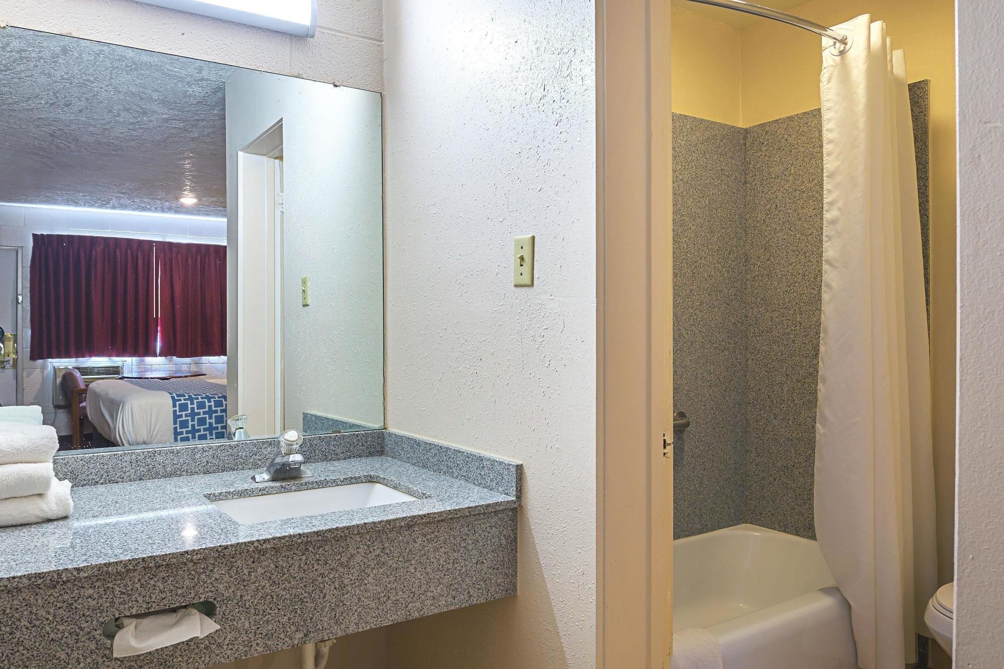 Rodeway Cedar Hotel 2*