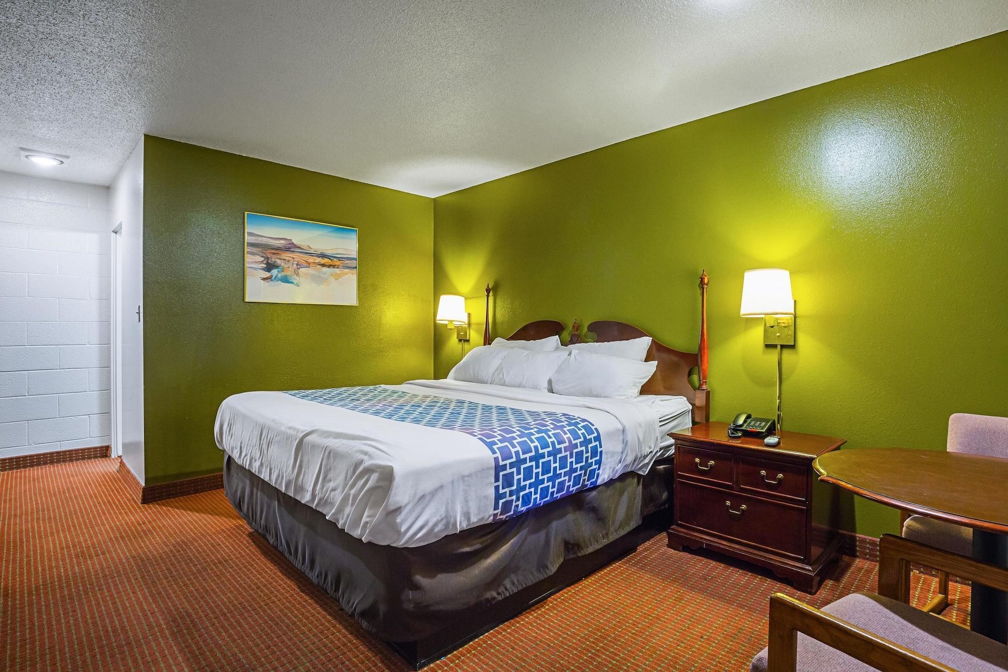Rodeway Cedar Hotel 2*