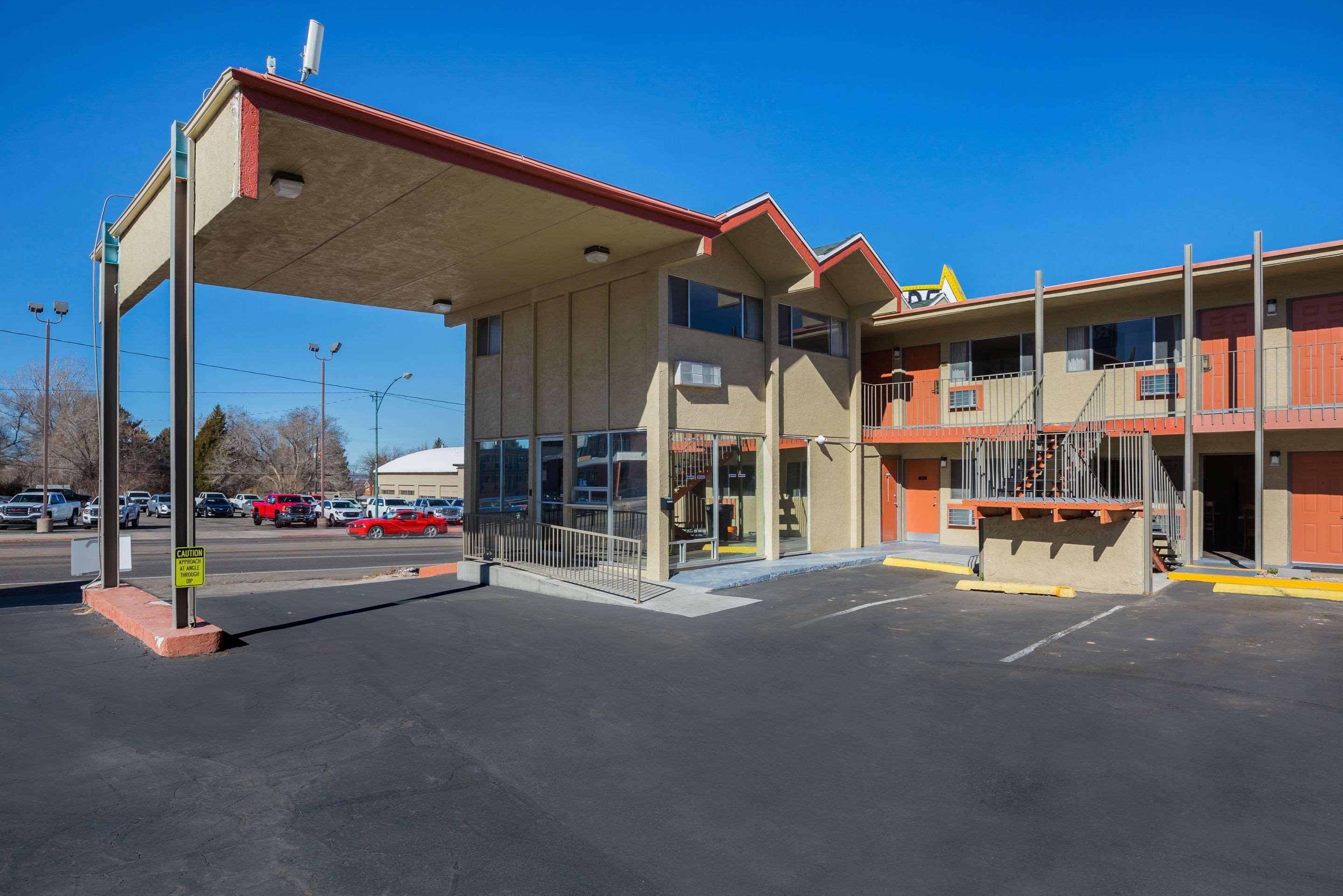 Rodeway Cedar Hotel 2*