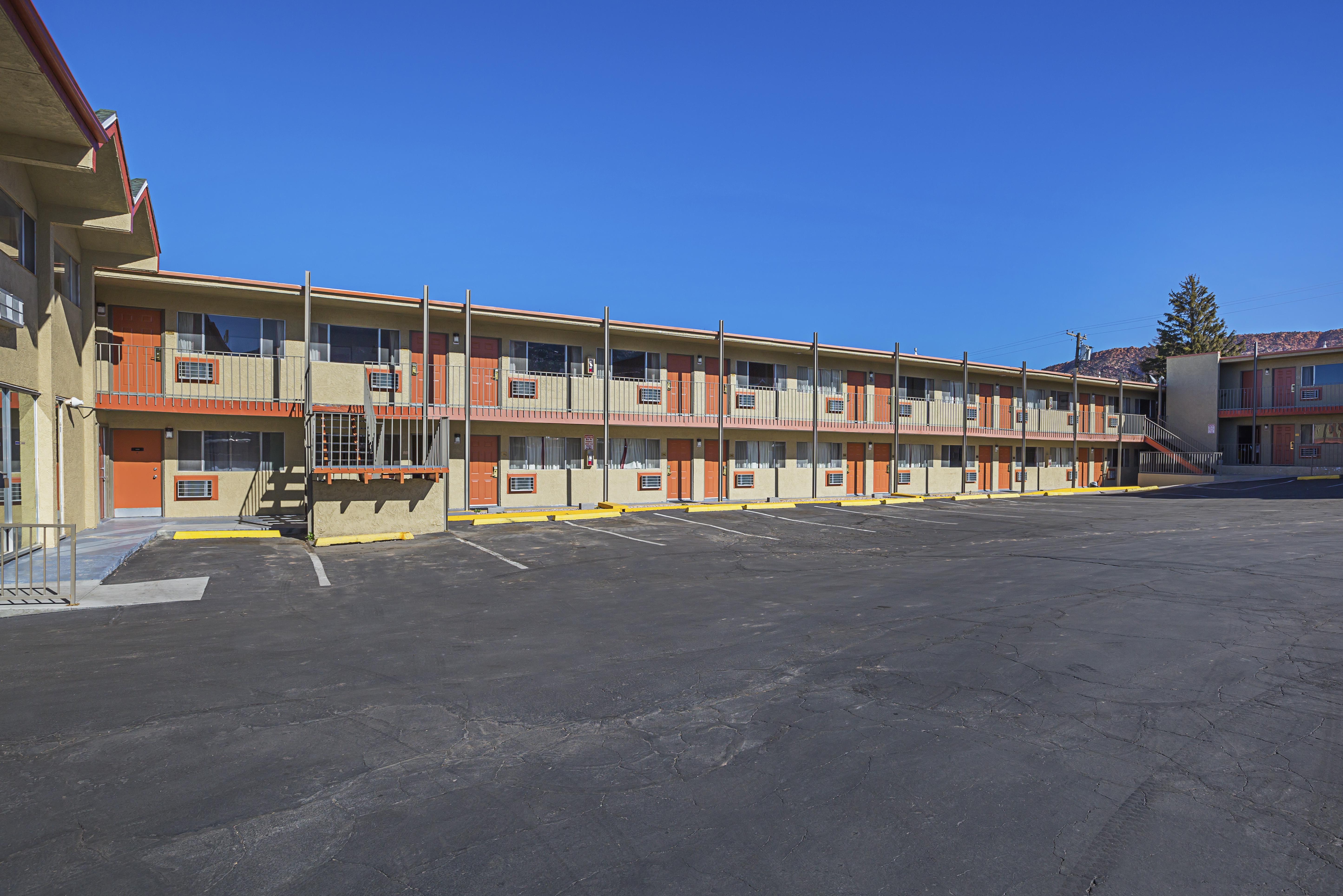 Rodeway Cedar Hotel
