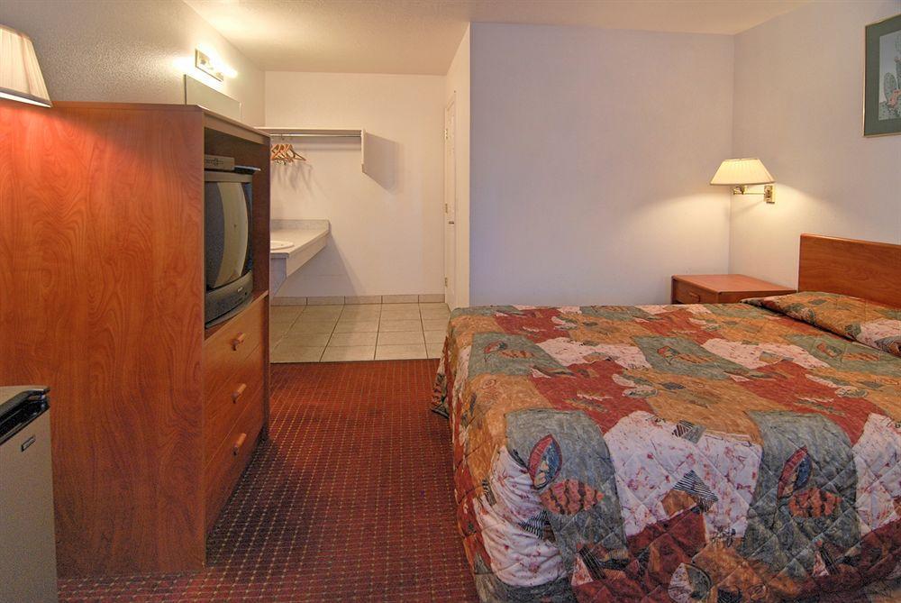 Rodeway Cedar Hotel