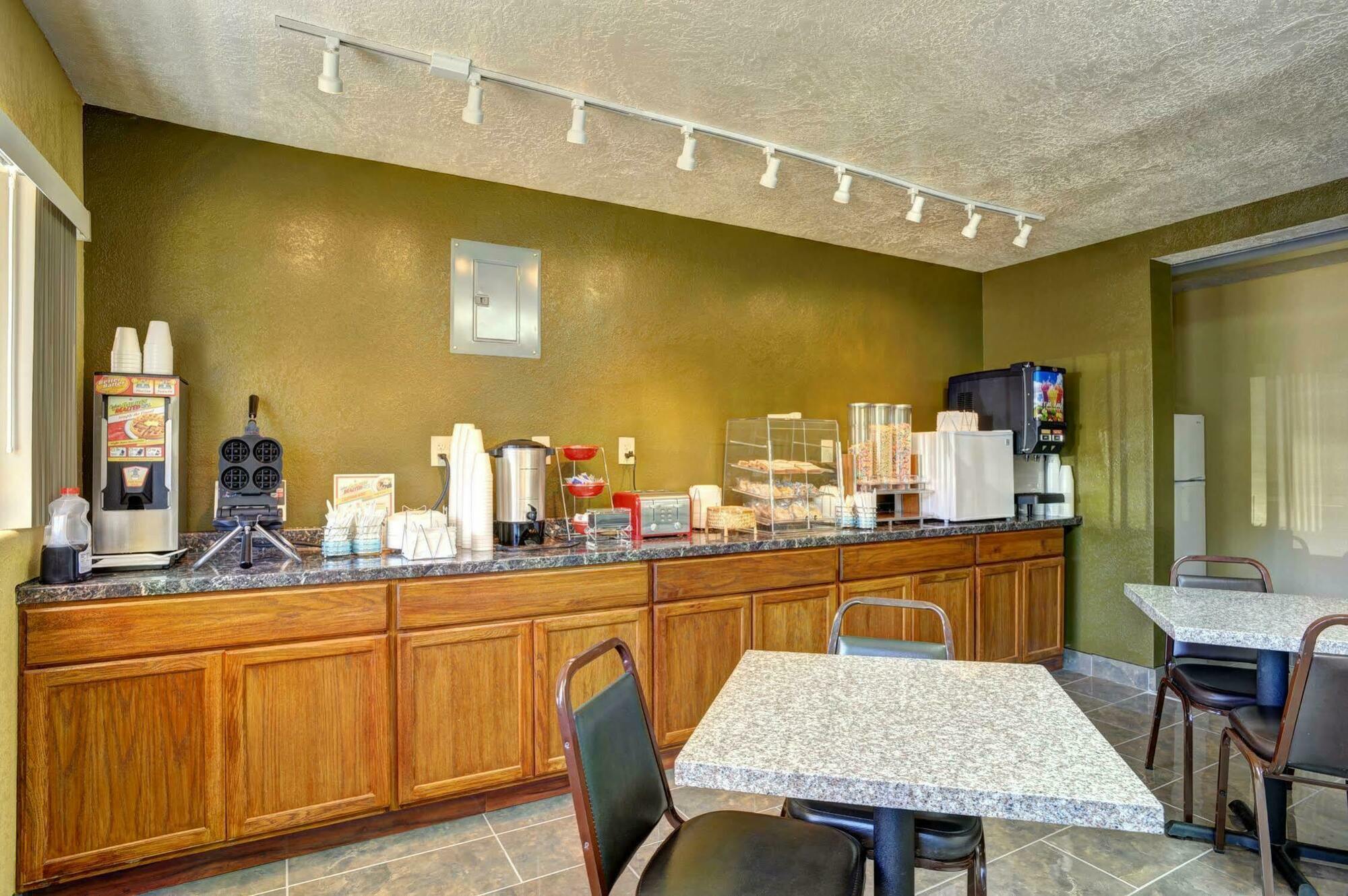 Hotel Rodeway Cedar 2*