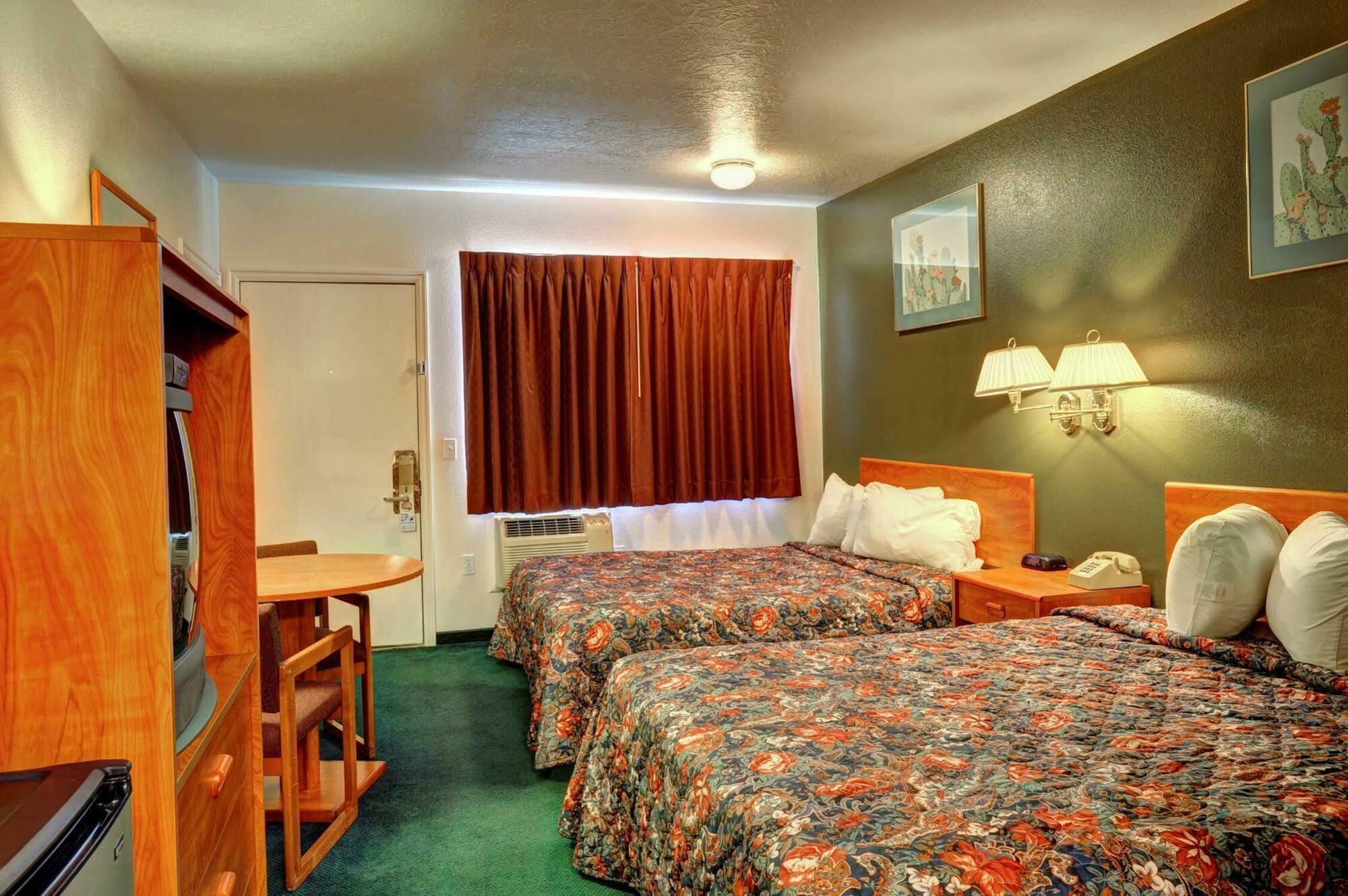 Hotel Rodeway Cedar 2*