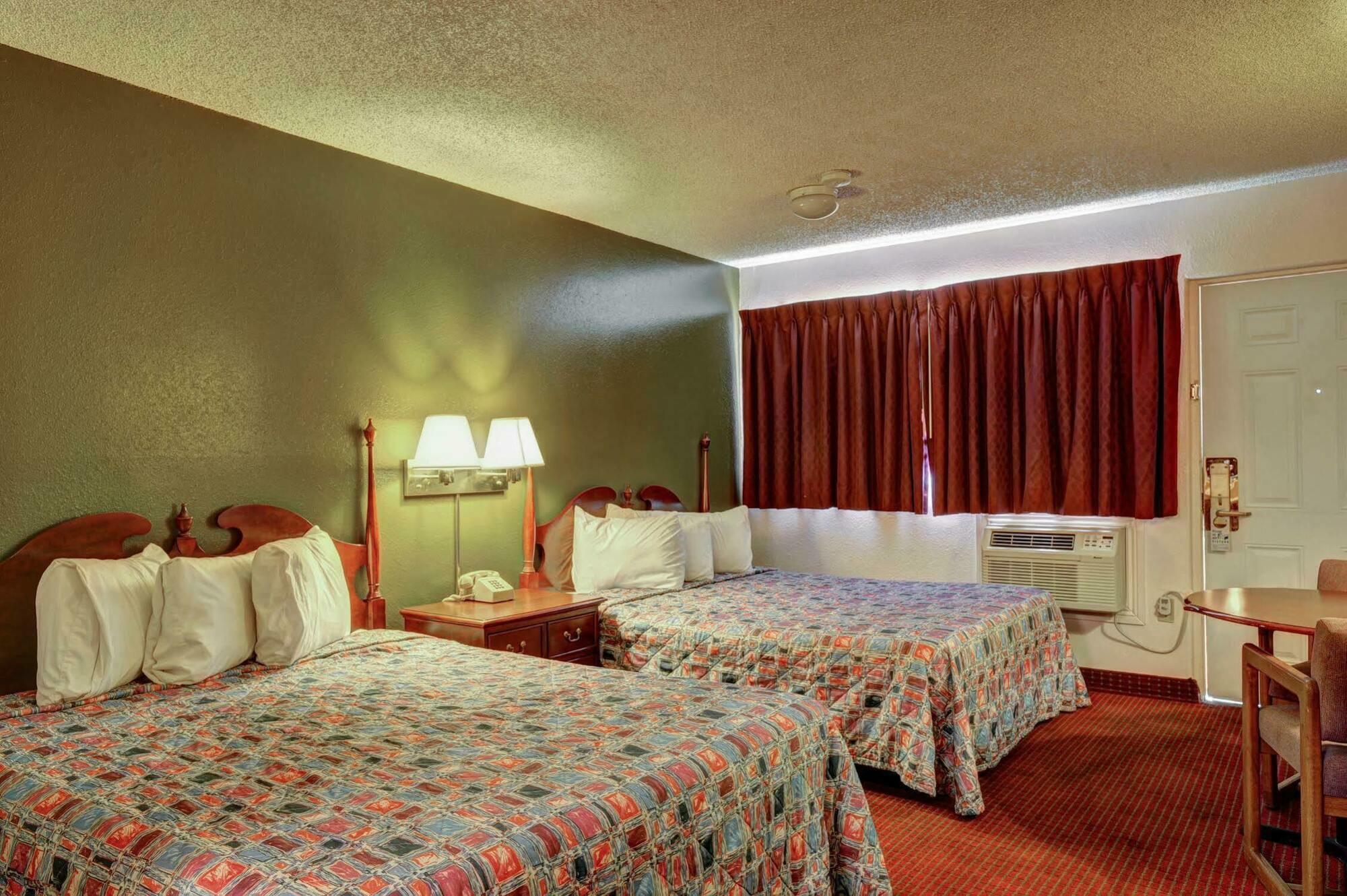 Rodeway Cedar Hotel 2*