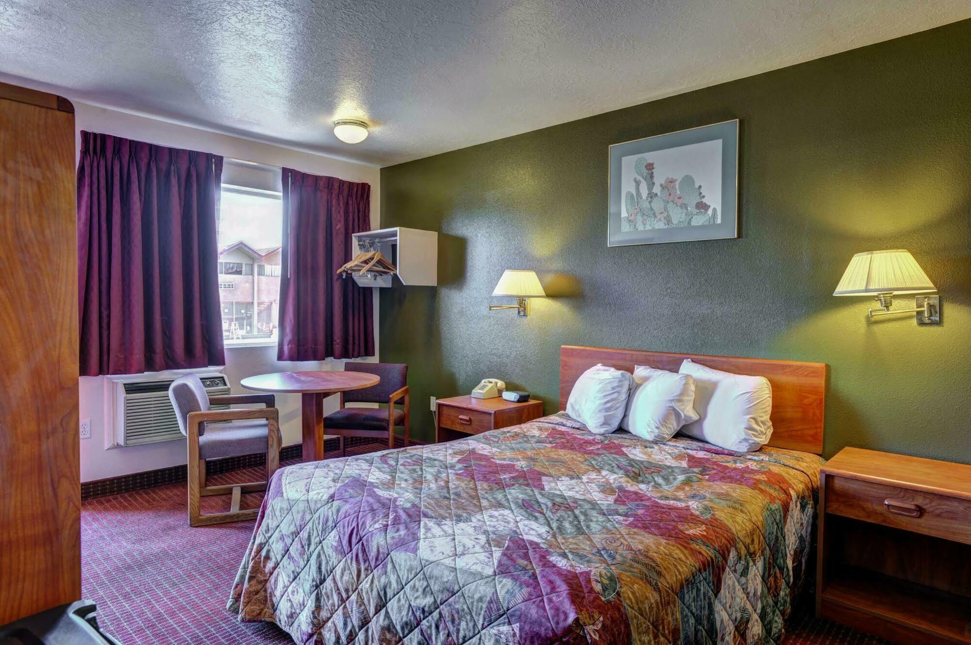Hotel Rodeway Cedar 2*