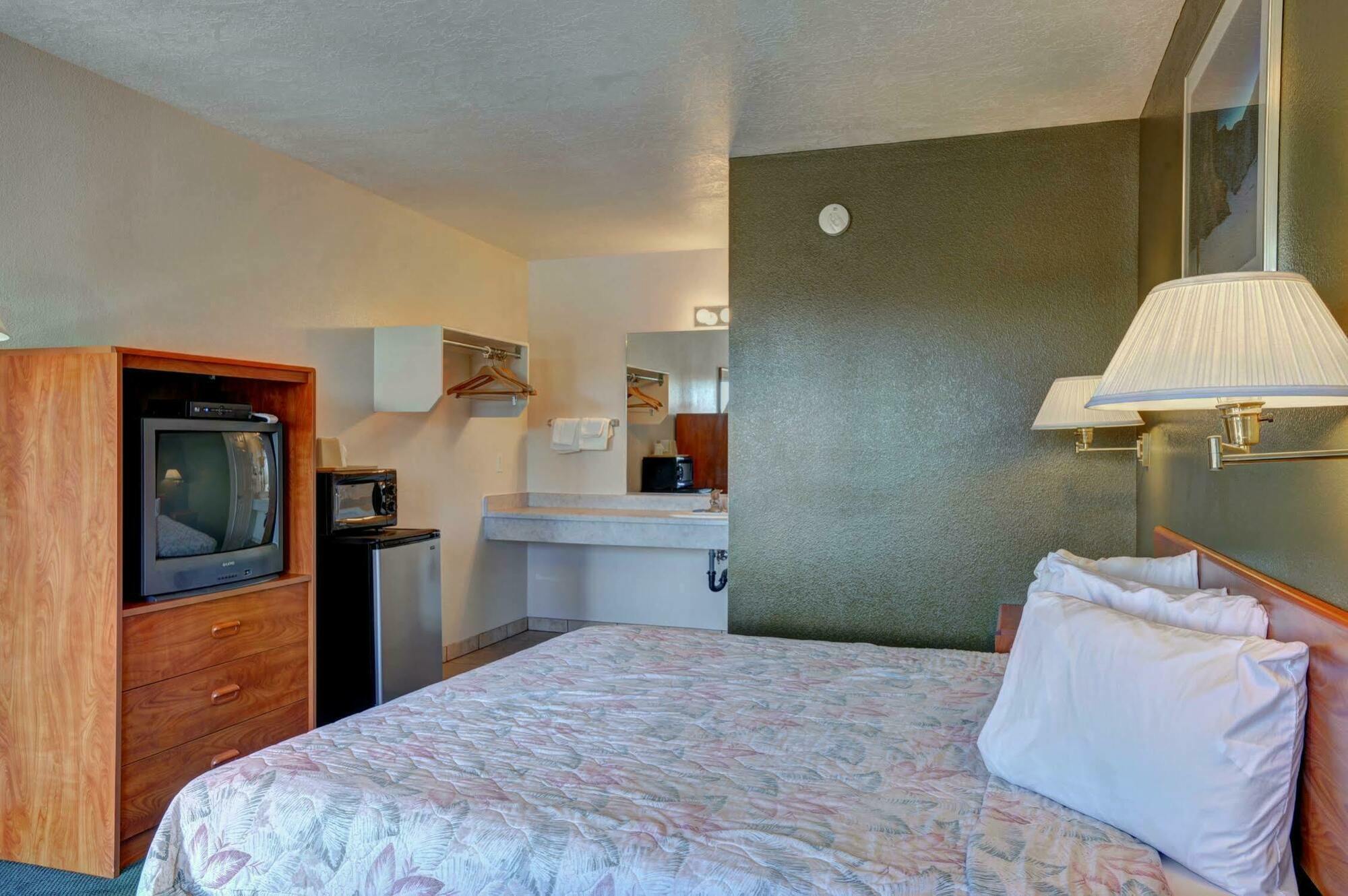Hotel Rodeway Cedar 2*